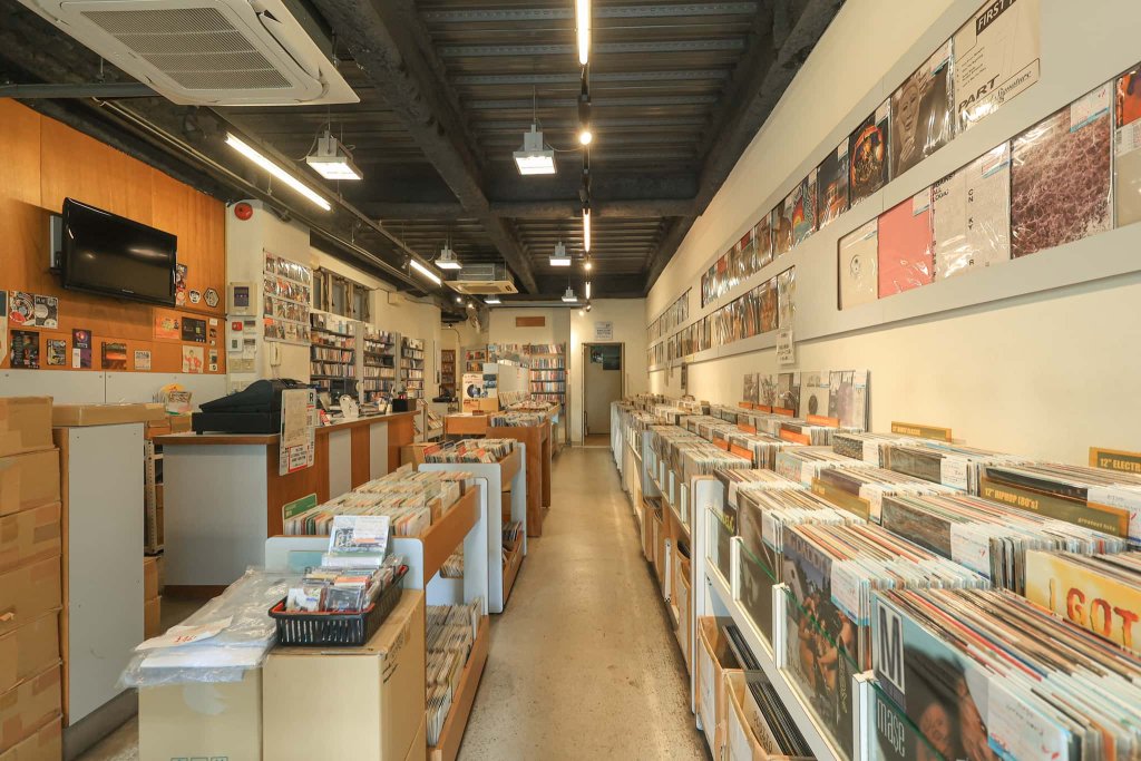 グレイテストヒッツ入口すぐ店内の様子